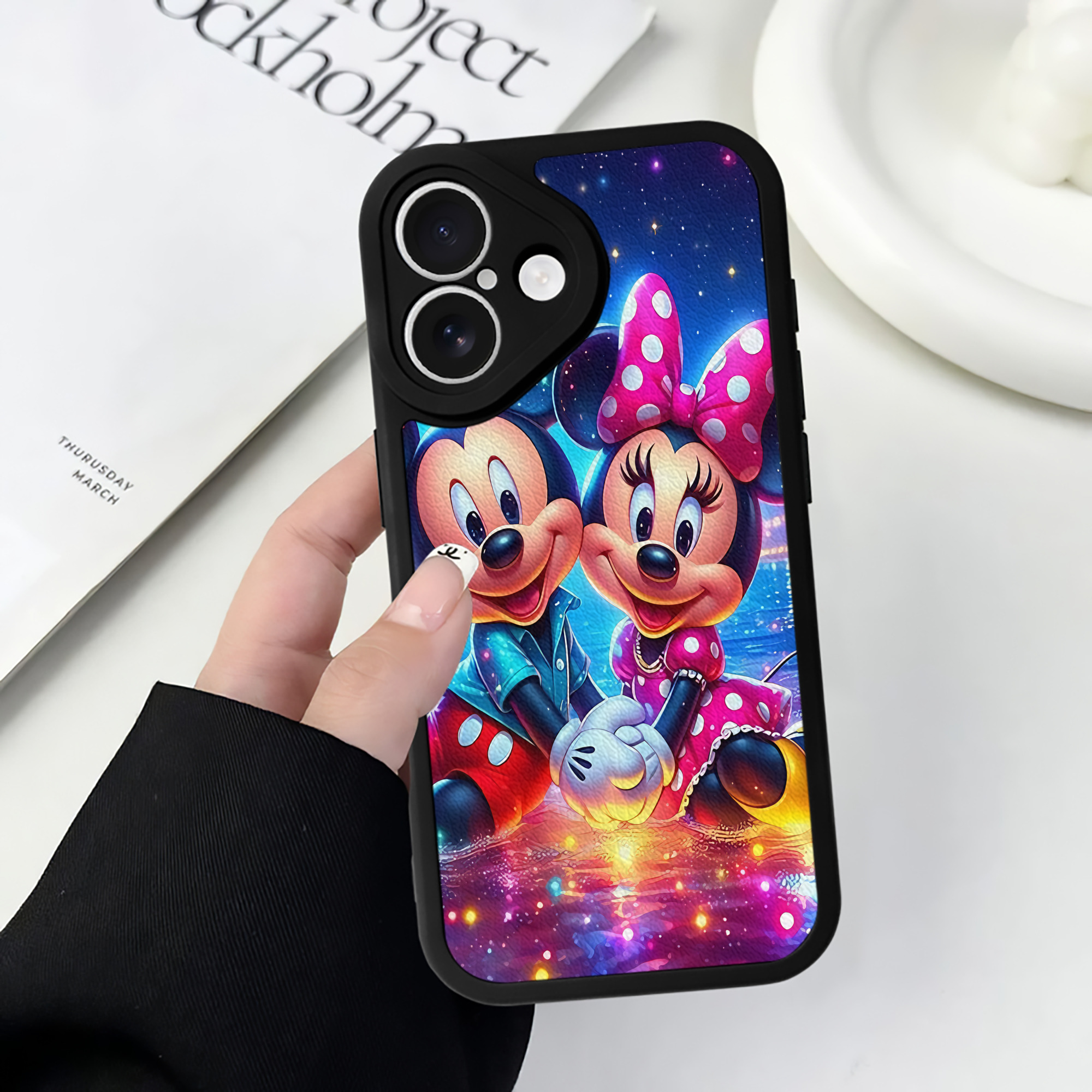 （画像用） ミッキーマウス Mickey Mouse 【iPhone 16シリーズ対応】シリコンスマホケース（レザー調） 材質：シリコン